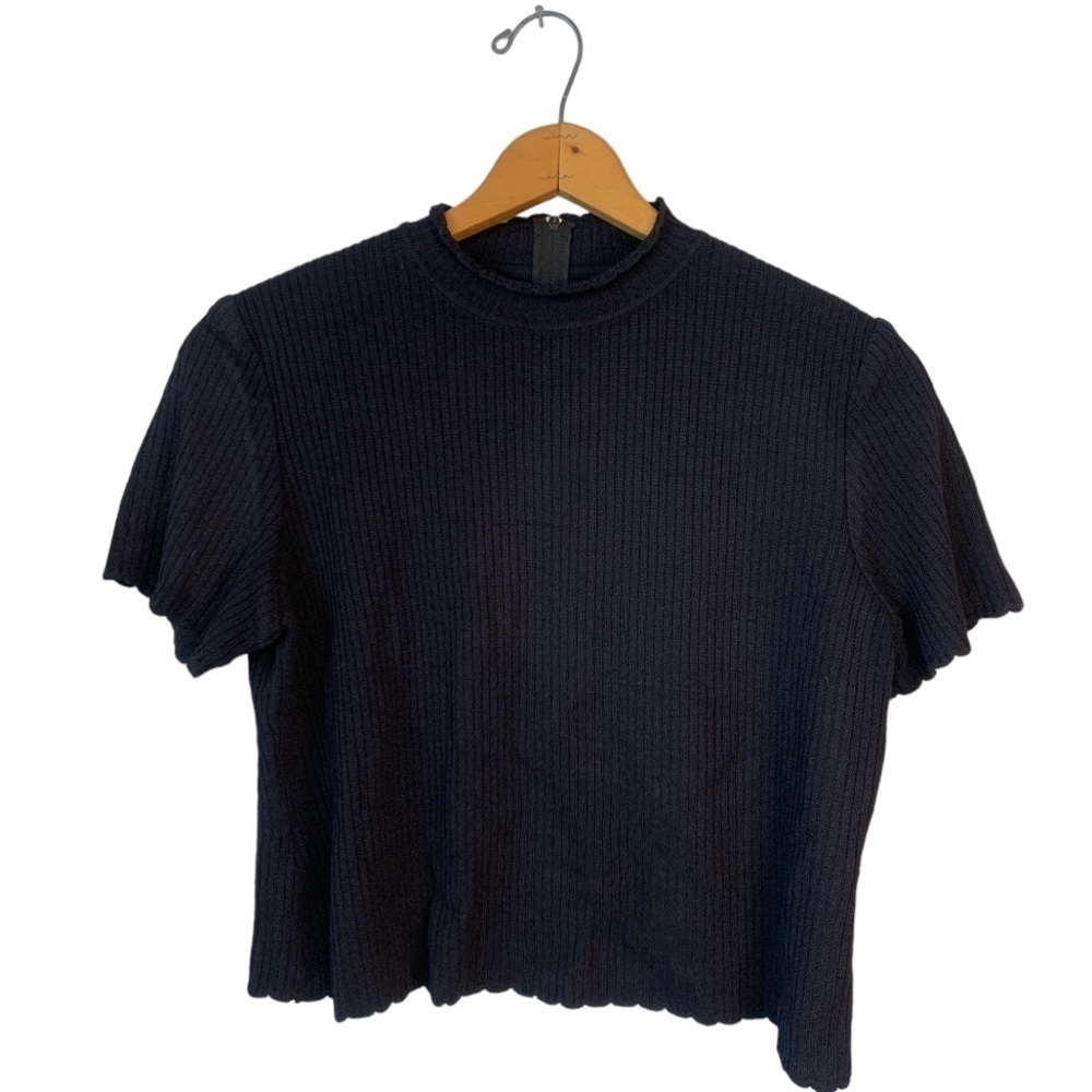 St John Basic Black Short Sleeve Knit Top with Scallop Detail Sz M